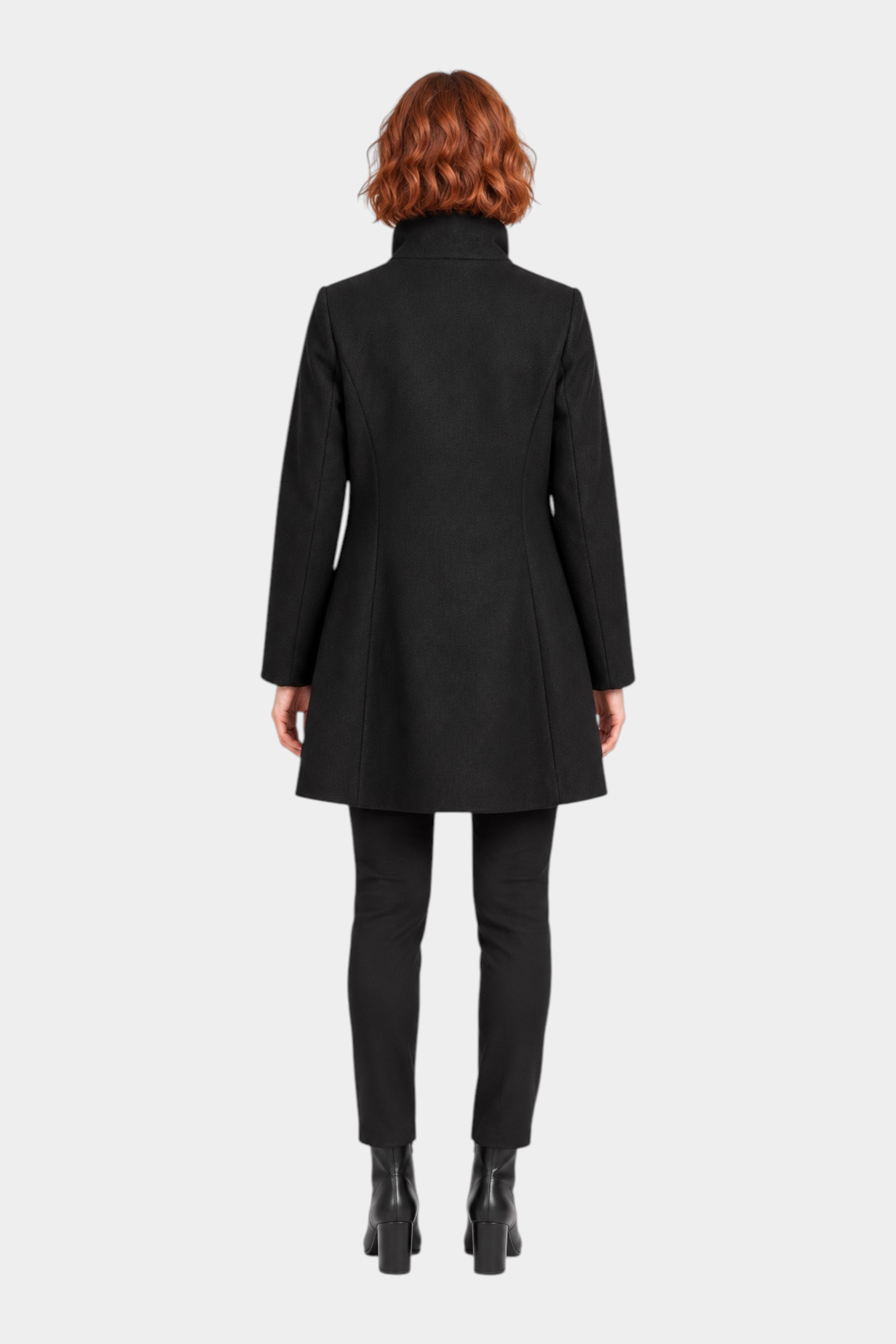 Vista posteriore di un cappotto iconico nero Follower SRL indossato da una modella con capelli rossi