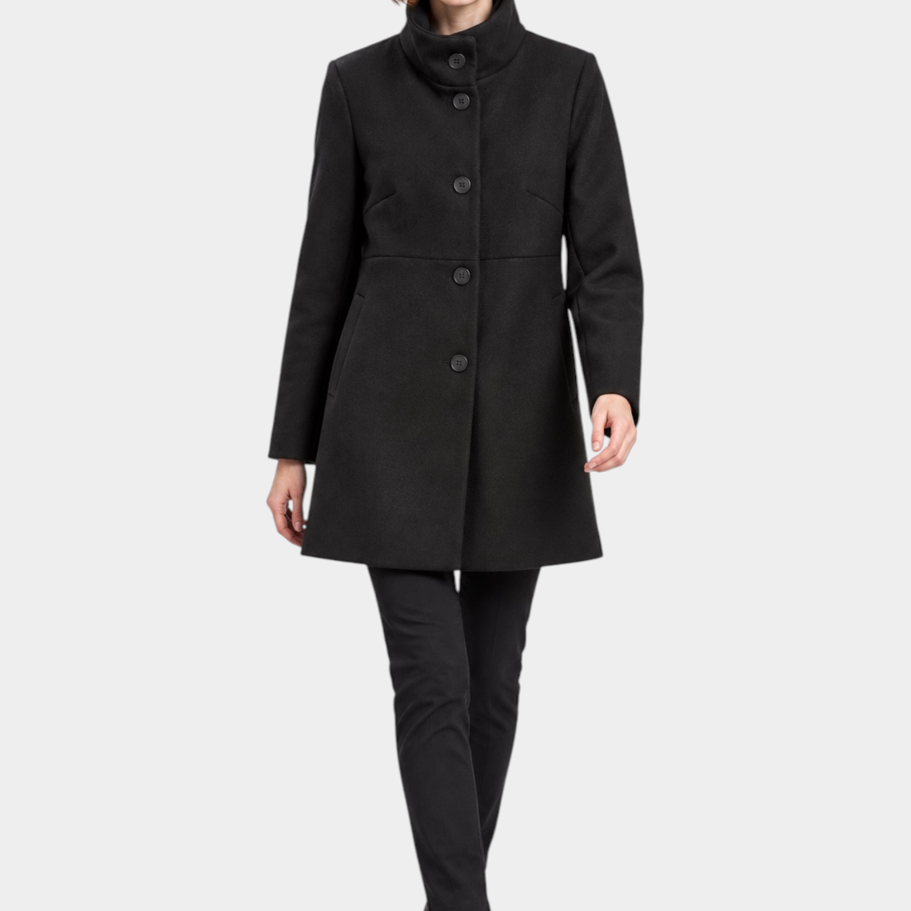 Modella indossa un cappotto iconico nero Follower SRL con collo alto e chiusura a bottoni su sfondo neutro