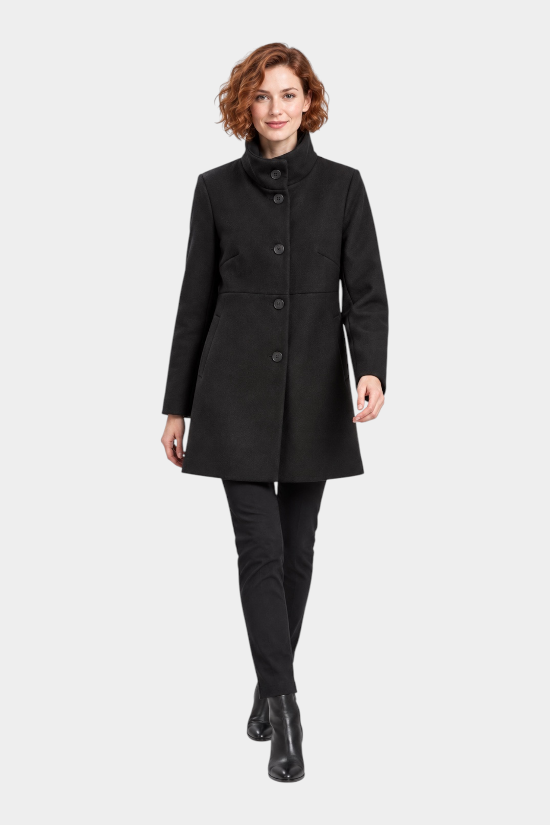 Modella indossa un cappotto iconico nero Follower SRL con collo alto e chiusura a bottoni su sfondo neutro