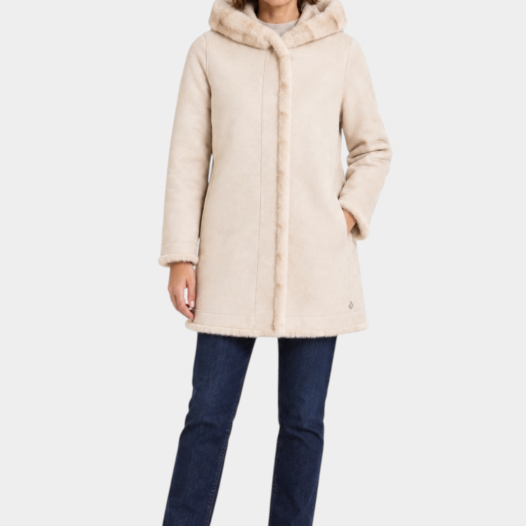 Modella indossa cappotto lungo reversibile beige con cappuccio e finiture in pelliccia sintetica Follower SRL