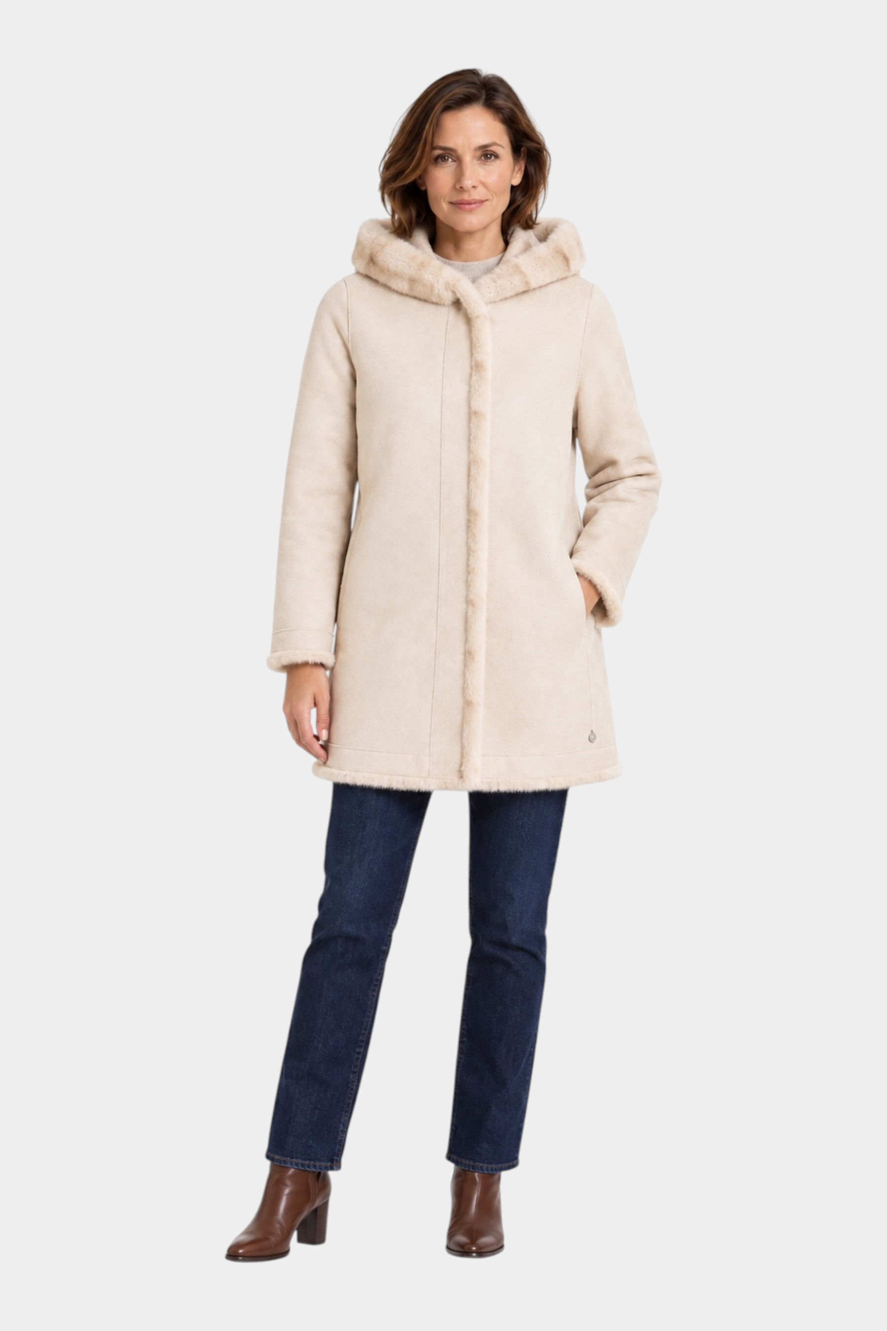 Modella indossa cappotto lungo reversibile beige con cappuccio e finiture in pelliccia sintetica Follower SRL