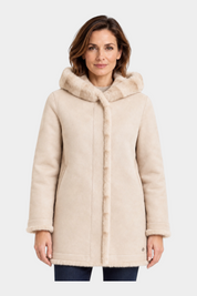 Cappotto reversibile lungo beige con cappuccio e finiture in pelliccia sintetica Follower SRL indossato da una donna
