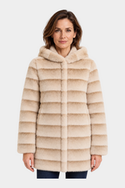 Cappotto reversibile lungo beige con cappuccio RAGNO indossato da una modella, collezione Follower SRL