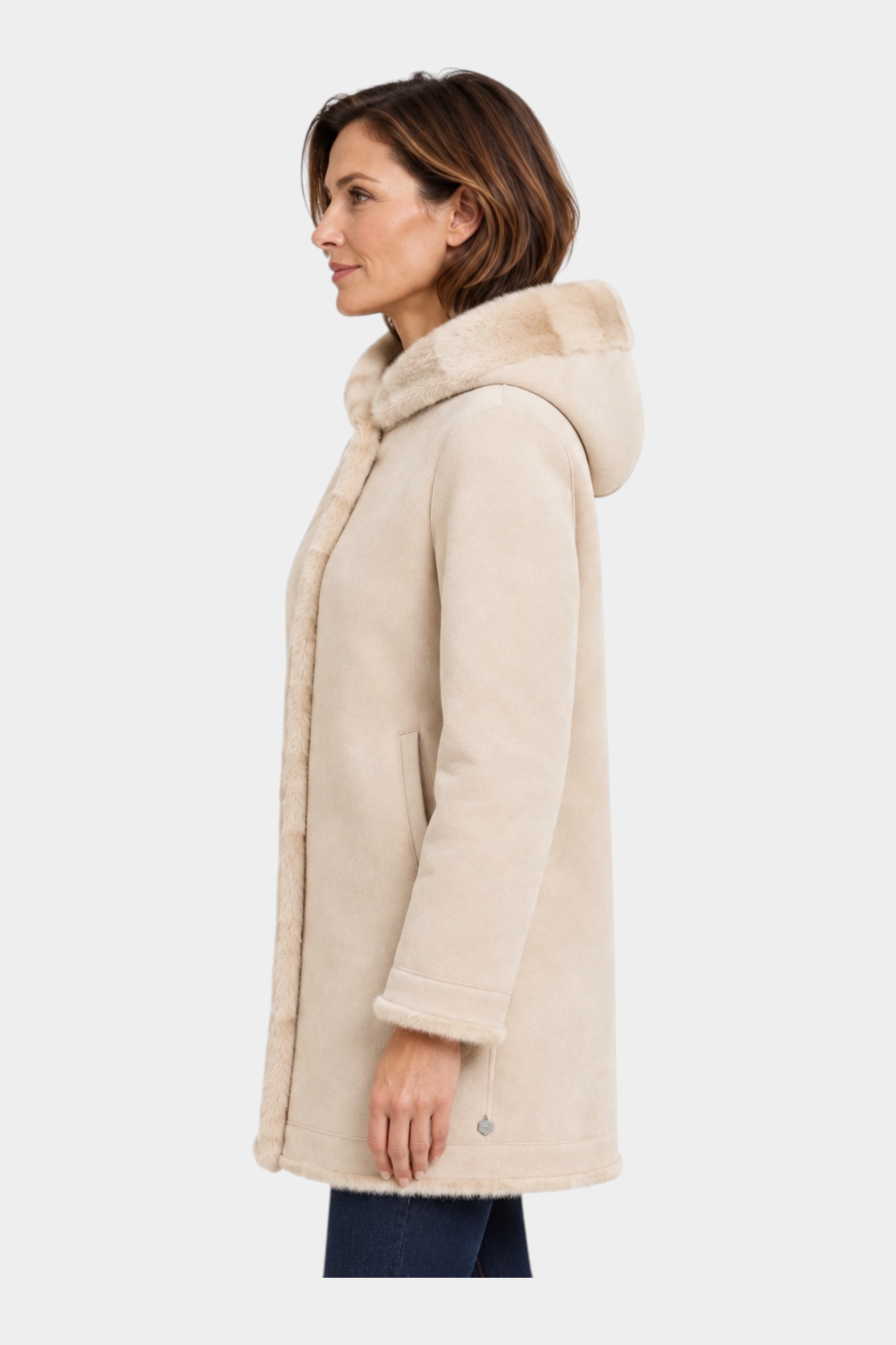 Cappotto lungo reversibile beige con cappuccio di Follower SRL indossato da una modella, vista laterale