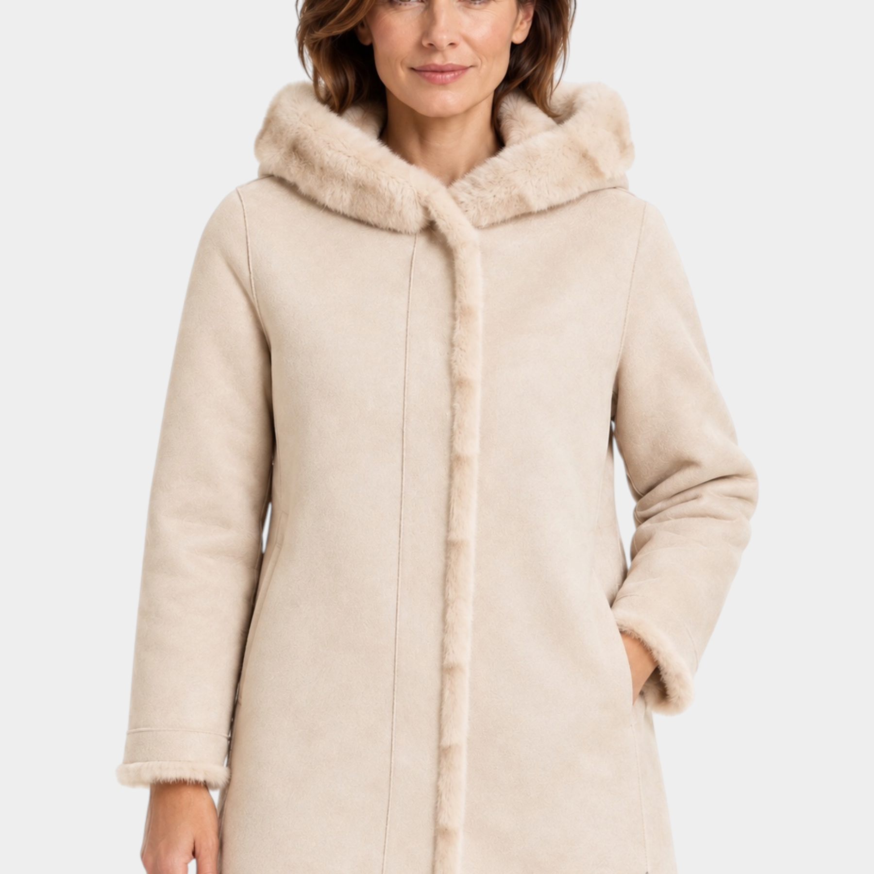 Cappotto lungo reversibile beige Follower SRL con cappuccio e finiture in pelliccia sintetica indossato da donna