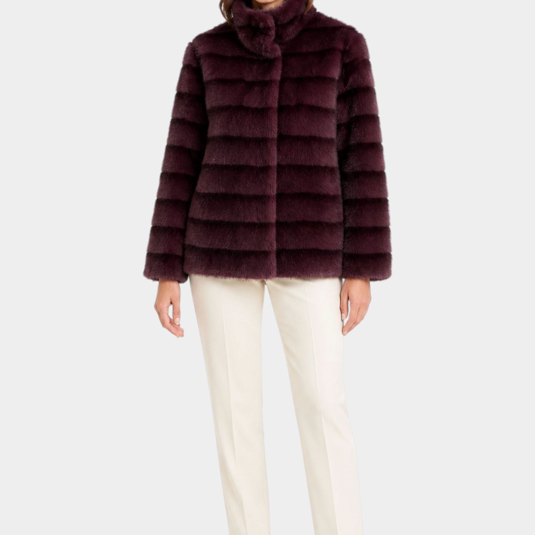 Cappotto reversibile Follower SRL color bordeaux con texture effetto pelliccia indossato da una modella