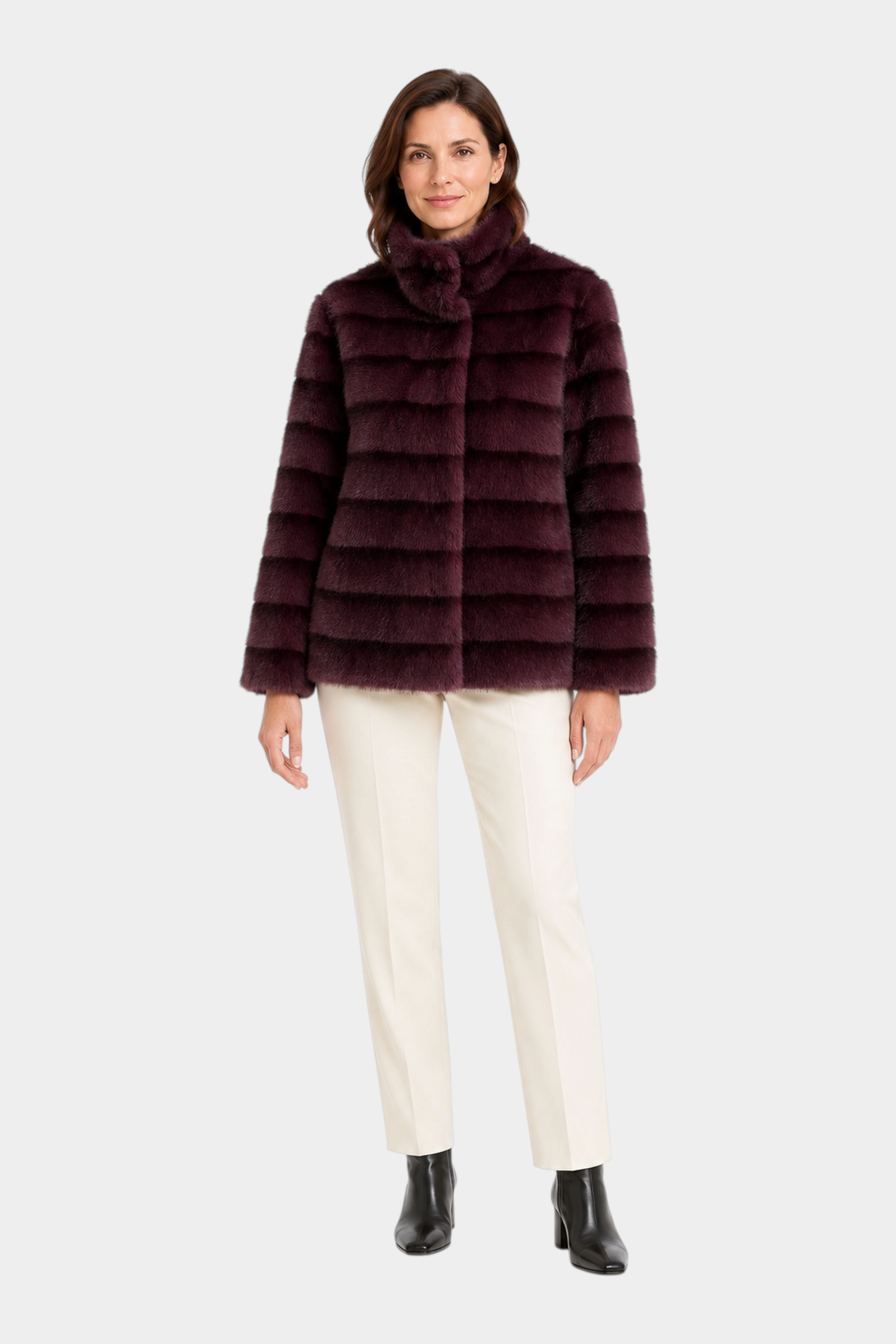 Cappotto reversibile Follower SRL color bordeaux con texture effetto pelliccia indossato da una modella