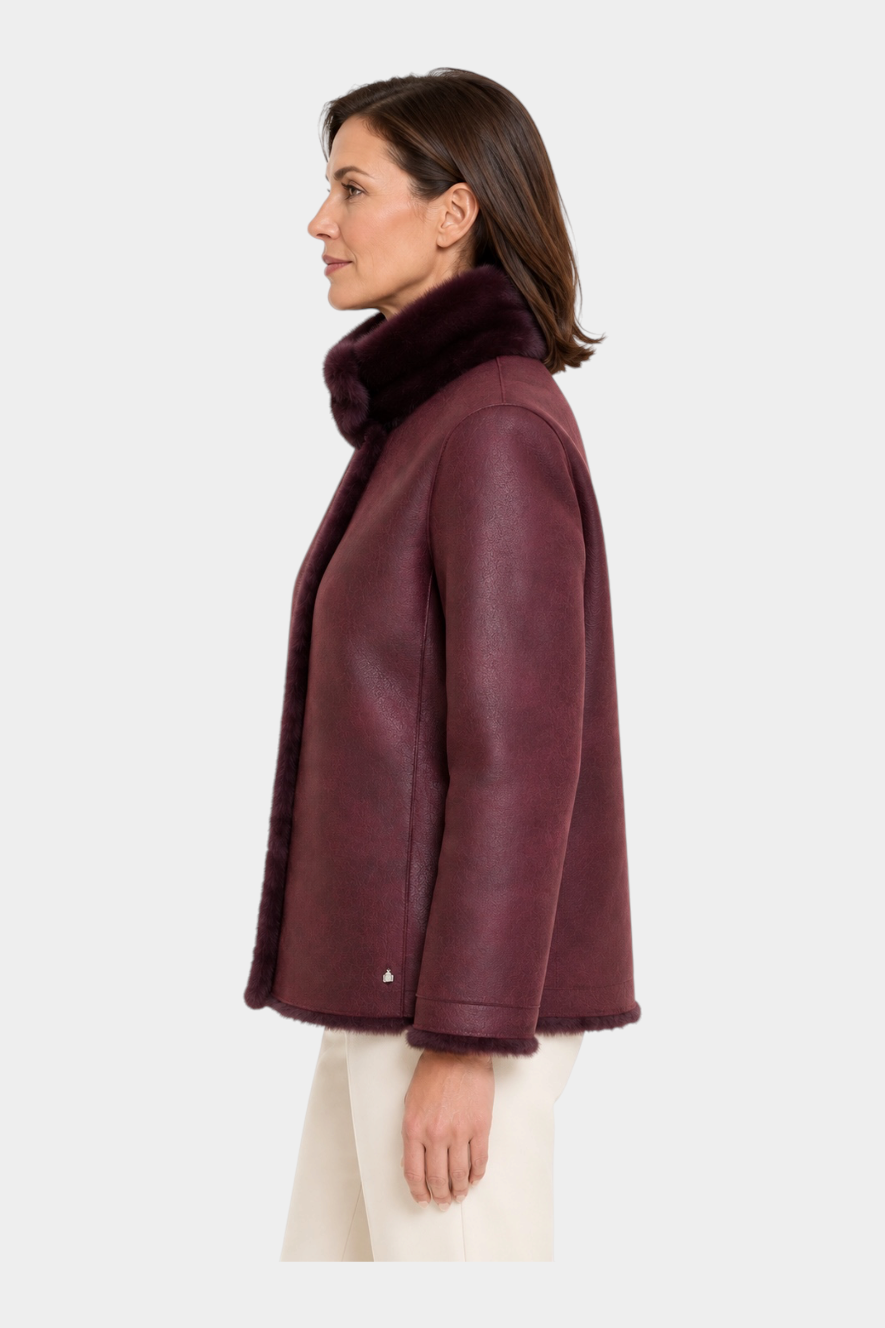 Cappotto reversibile Follower SRL bordeaux con collo in pelliccia sintetica indossato di profilo da una modella