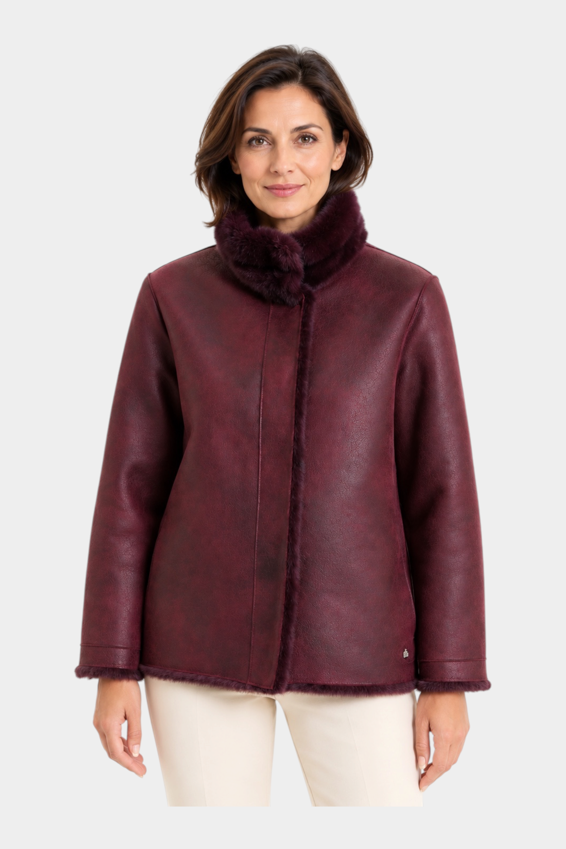 Cappotto reversibile Follower SRL color bordeaux con collo in pelliccia sintetica indossato da una donna