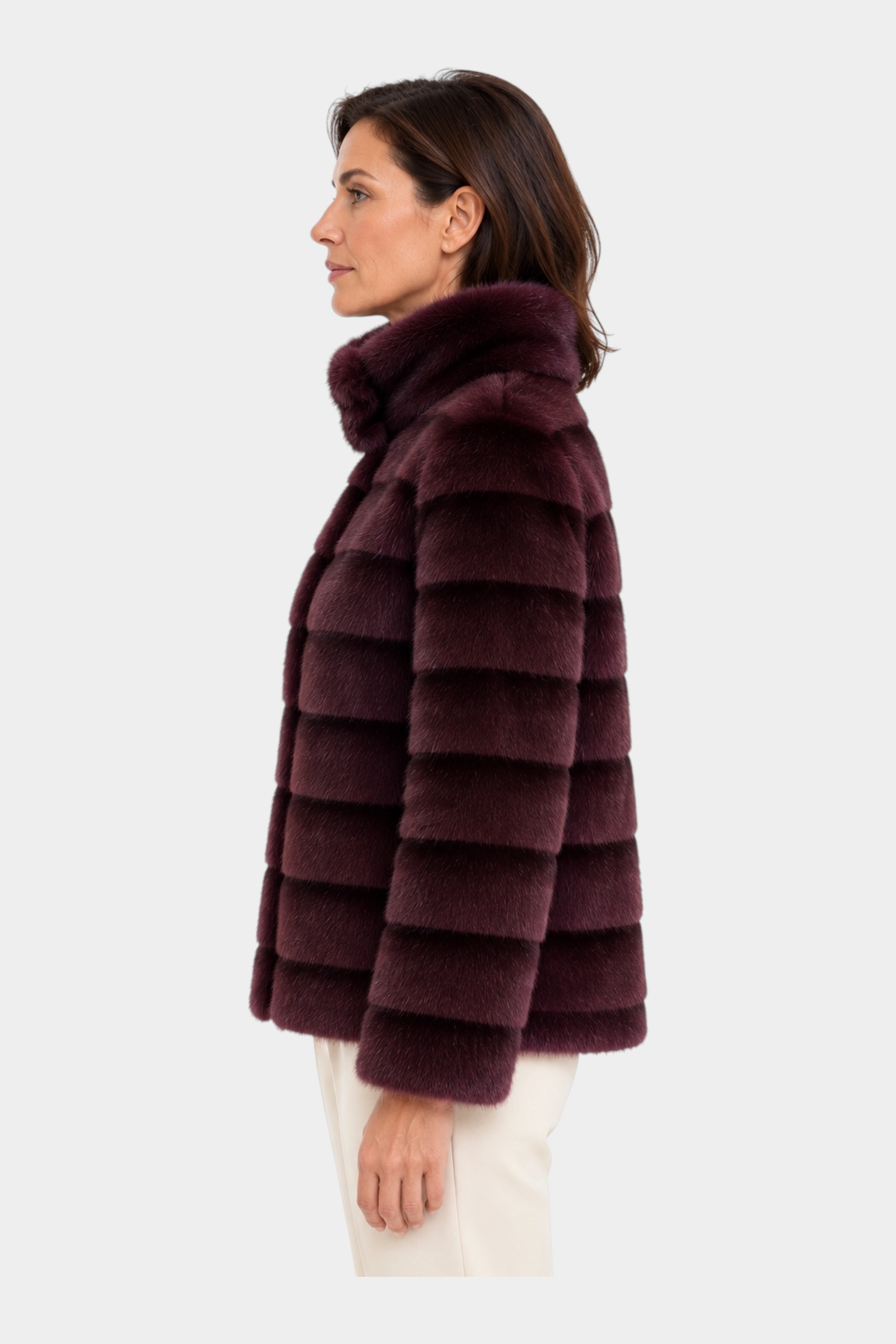 Modella indossa un cappotto reversibile bordeaux RAGNO di Follower SRL con collo alto e texture a fasce orizzontali