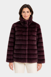 Cappotto reversibile da donna color bordeaux firmato Follower SRL con collo alto e texture in ecopelliccia morbida