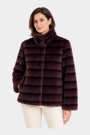 Cappotto reversibile da donna color bordeaux firmato Follower SRL con texture effetto pelliccia e collo alto
