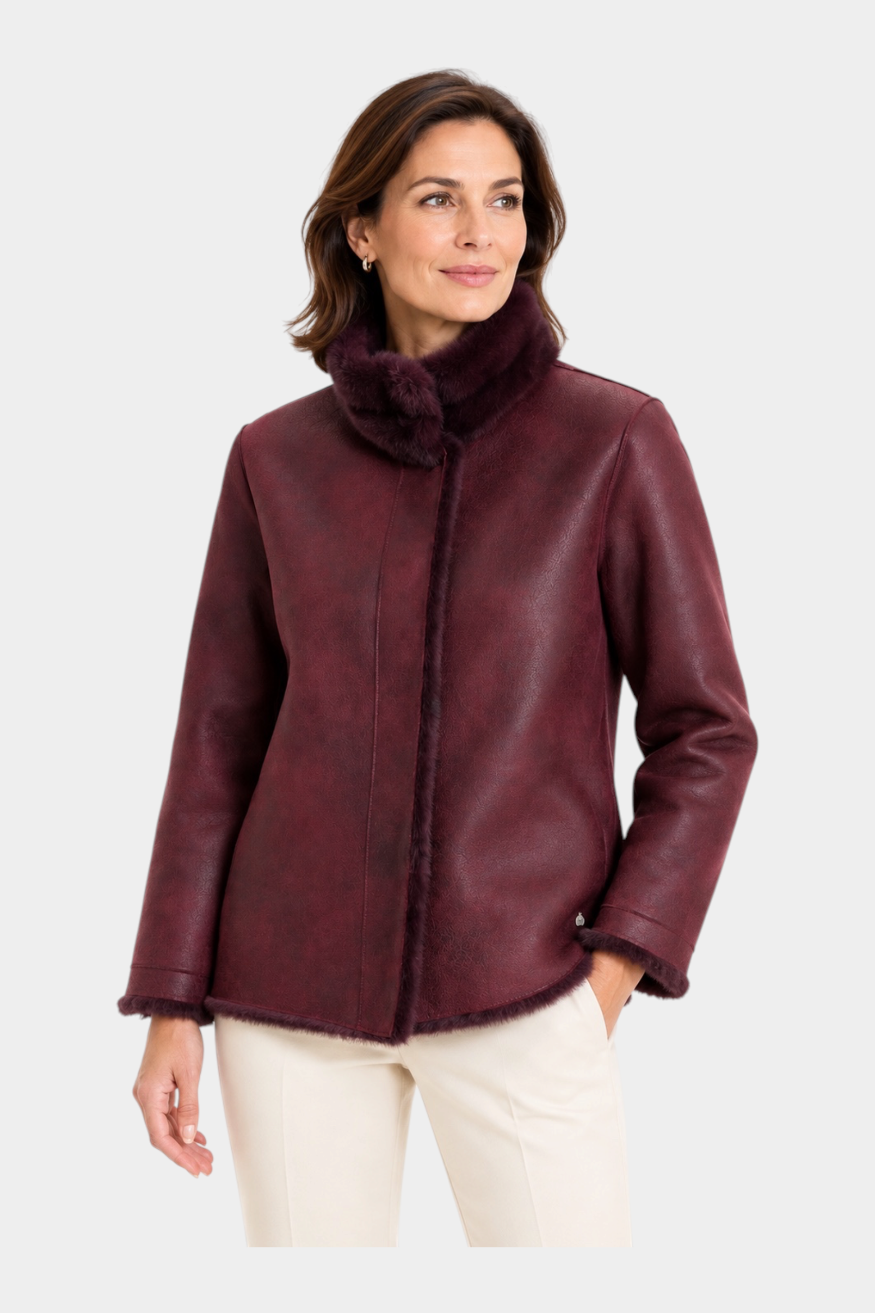 Modella indossa un cappotto reversibile bordeaux RAGNO con collo in pelliccia sintetica, proposto da Follower SRL