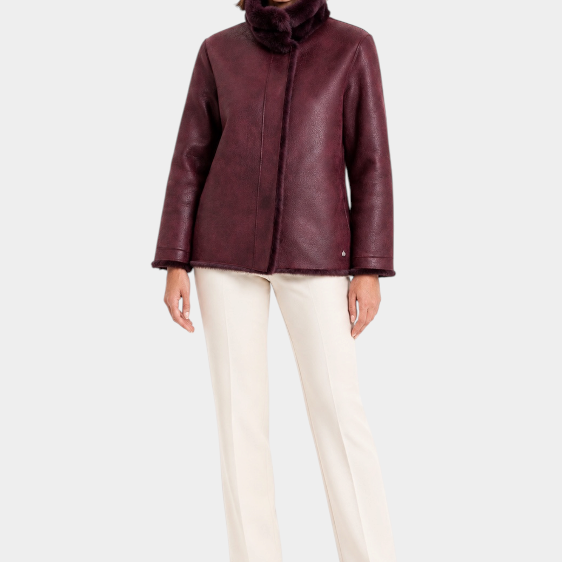 Modella indossa cappotto reversibile bordeaux RAGNO di Follower SRL con collo in pelliccia sintetica e taglio dritto