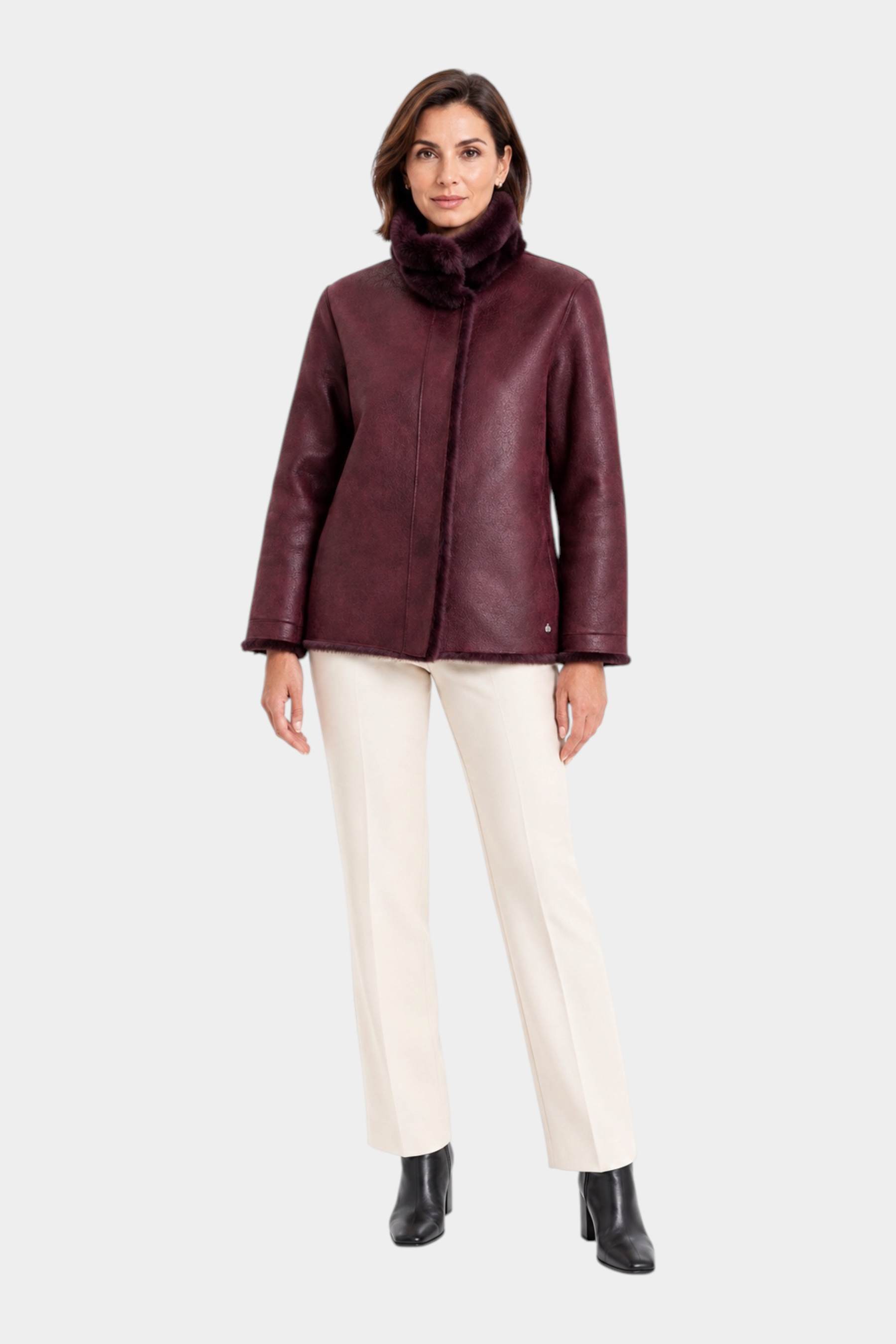 Modella indossa cappotto reversibile bordeaux RAGNO di Follower SRL con collo in pelliccia sintetica e taglio dritto