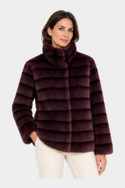 Donna che indossa un cappotto reversibile bordeaux RAGNO in ecopelliccia con collo alto, proposto da Follower SRL