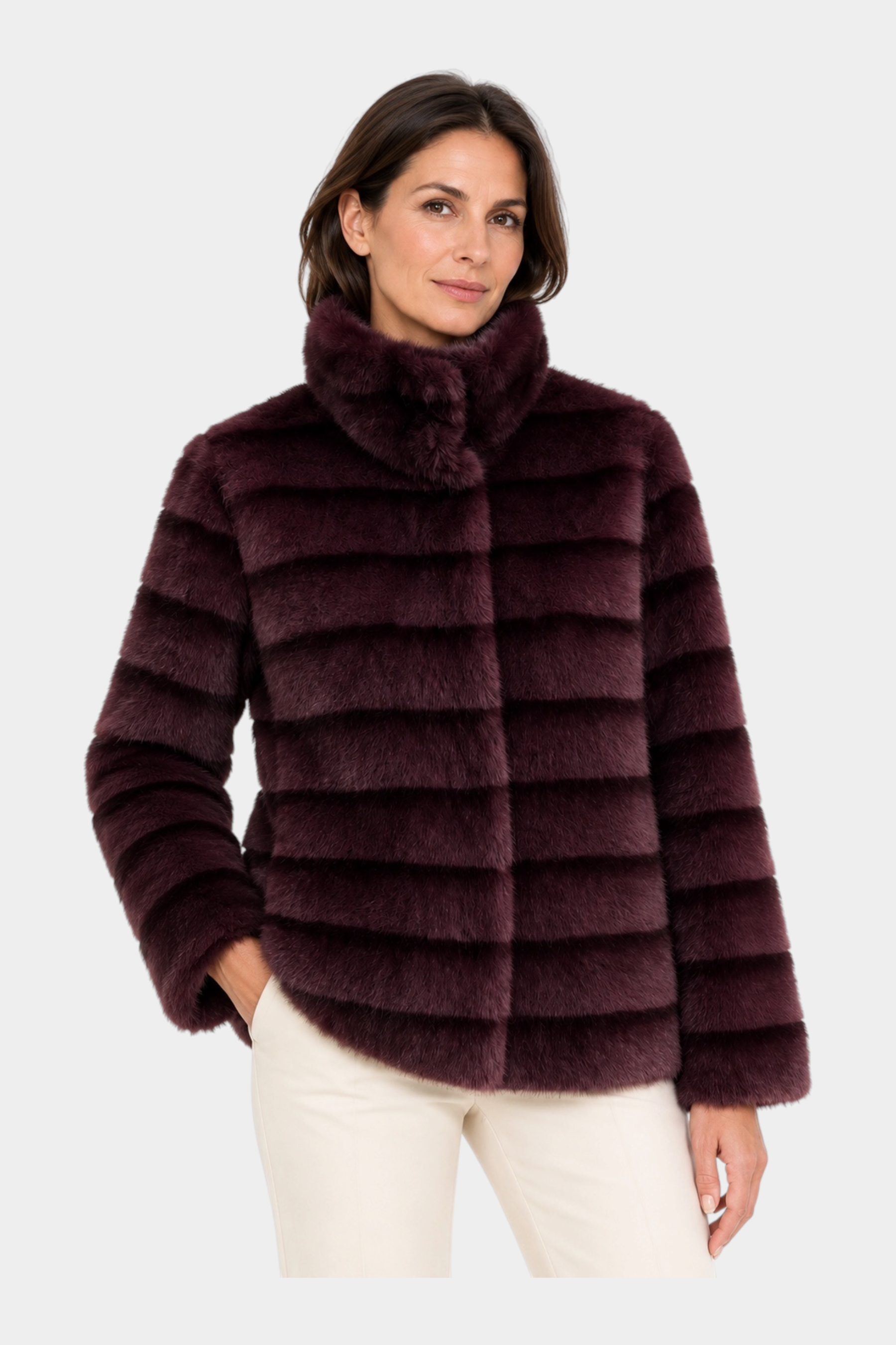 Donna che indossa un cappotto reversibile bordeaux RAGNO in ecopelliccia con collo alto, proposto da Follower SRL