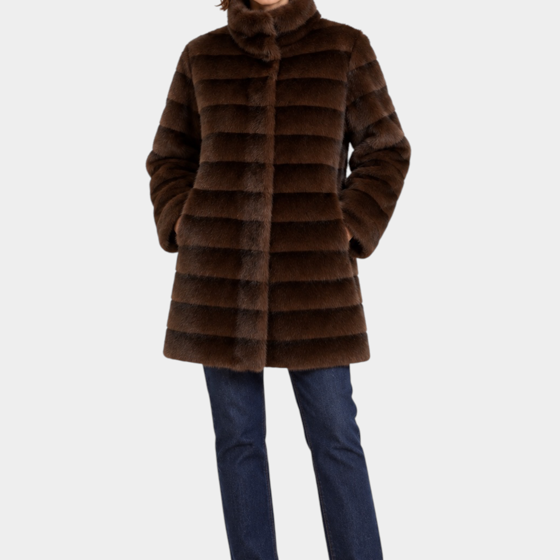Modella indossa cappotto lungo reversibile marrone in ecopelliccia Follower SRL con colletto alto e jeans blu