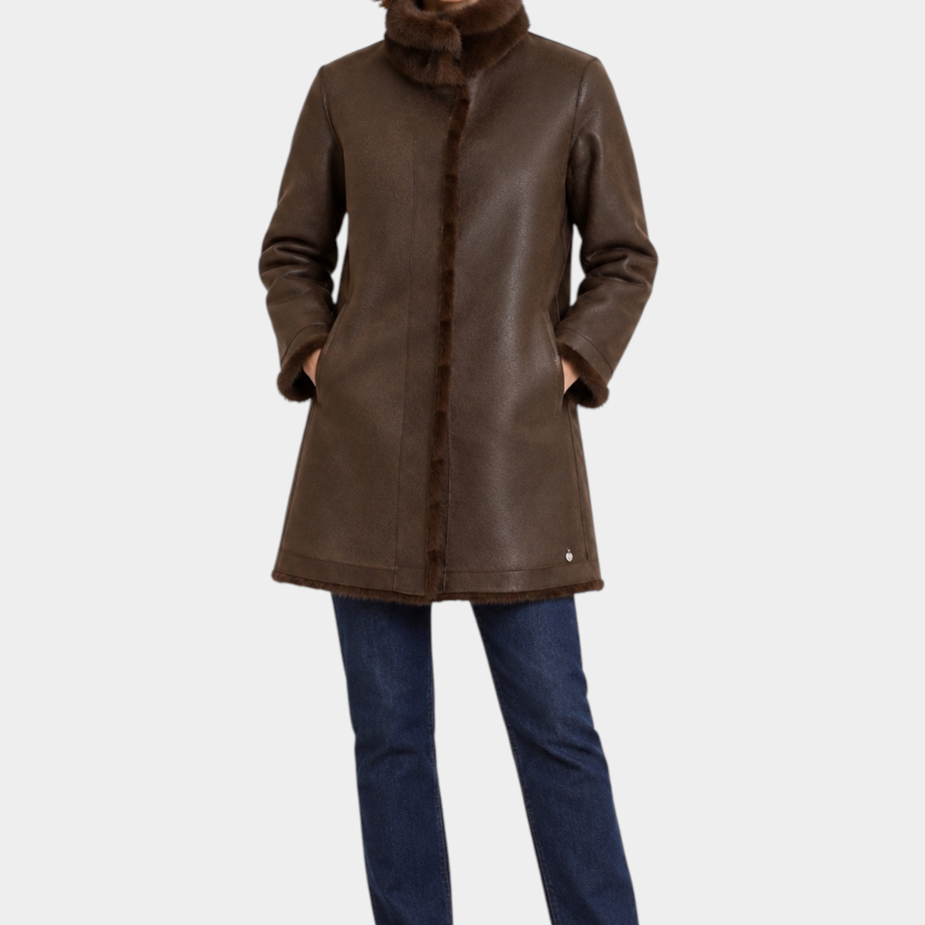 Modella indossa cappotto lungo reversibile marrone Follower SRL con finitura liscia e dettagli in ecopelliccia