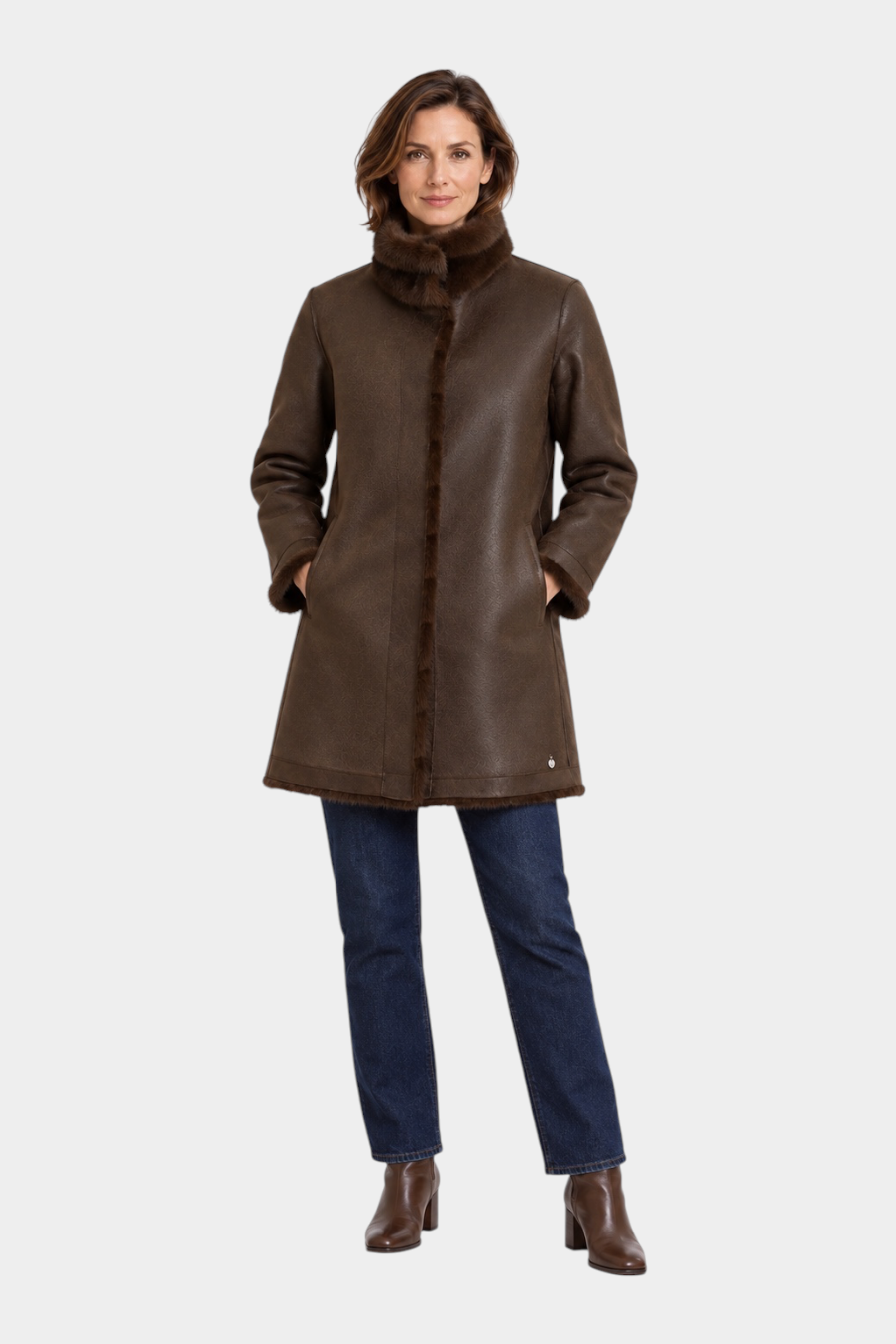 Modella indossa cappotto lungo reversibile marrone Follower SRL con finitura liscia e dettagli in ecopelliccia