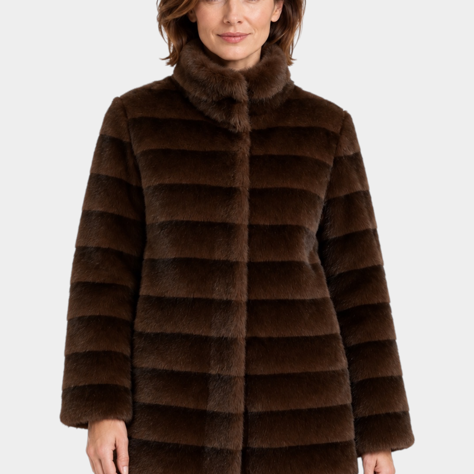 Cappotto lungo reversibile marrone in ecopelliccia con colletto alto, collezione Follower SRL, indossato da modella.
