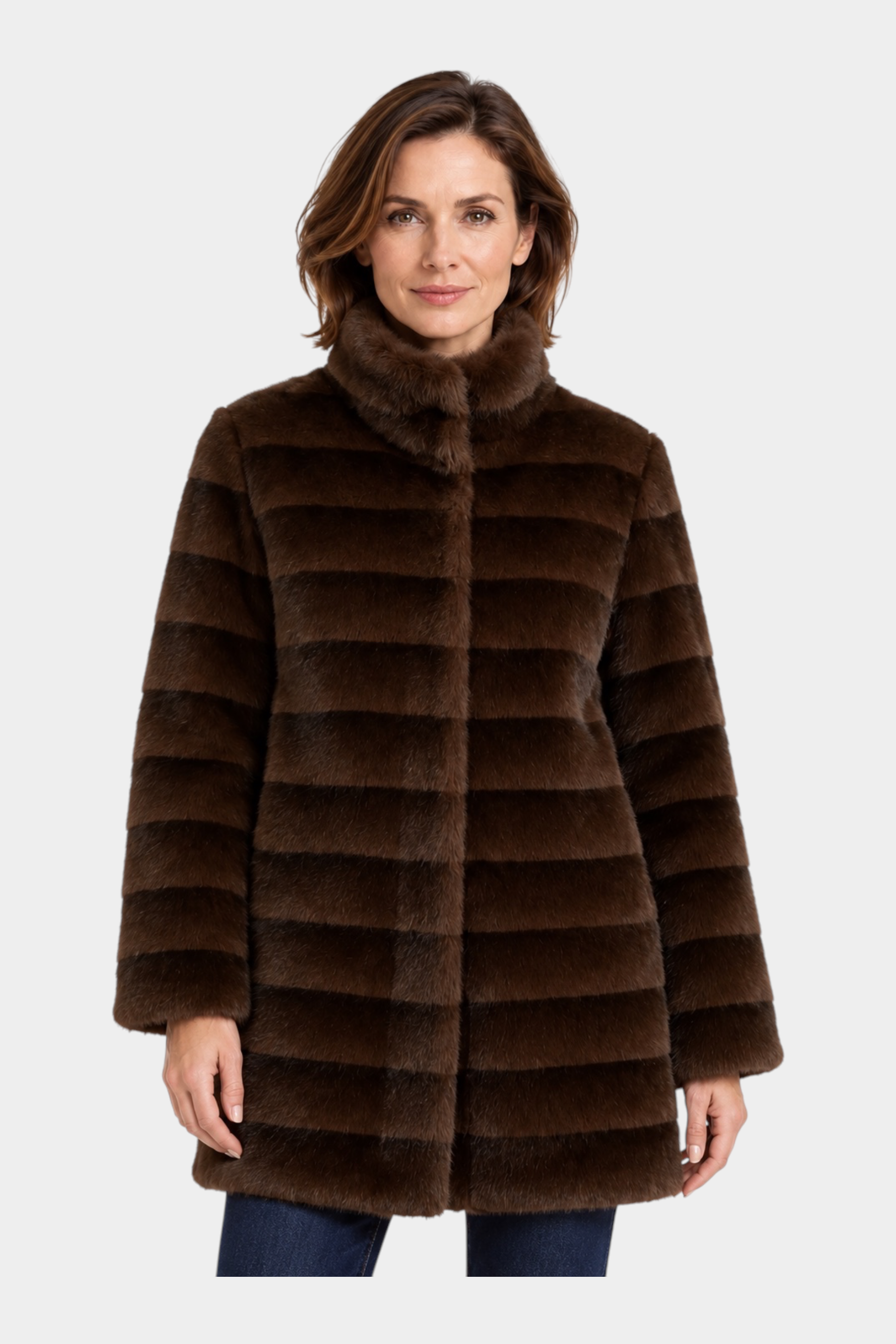 Cappotto lungo reversibile marrone in ecopelliccia con colletto alto, collezione Follower SRL, indossato da modella.
