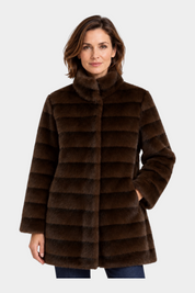 Cappotto lungo reversibile marrone in ecopelliccia Follower SRL con colletto alto indossato da una modella