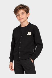 Ragazzo indossa cardigan nero Follower SRL con scollo a V, bottoni frontali e logo JR ricamato sul petto
