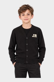 Ragazzo indossa cardigan nero Follower SRL con logo iconico JR bianco sul petto e chiusura a bottoni