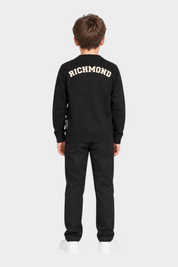 Ragazzo di spalle indossa un cardigan nero Follower SRL con logo RICHMOND bianco sulla schiena