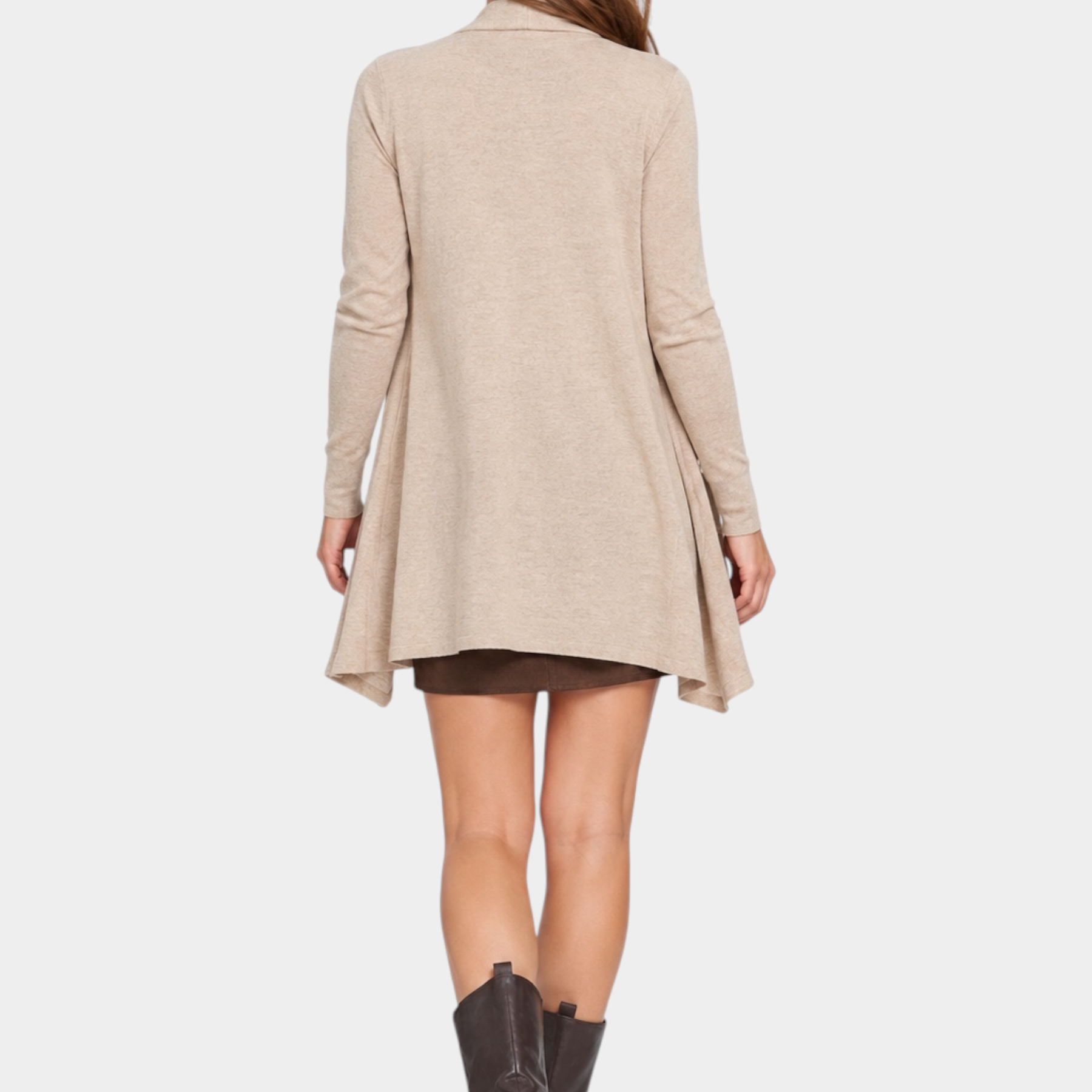 Modella di spalle indossa un cardigan spolverino beige Follower SRL con taglio svasato su sfondo neutro