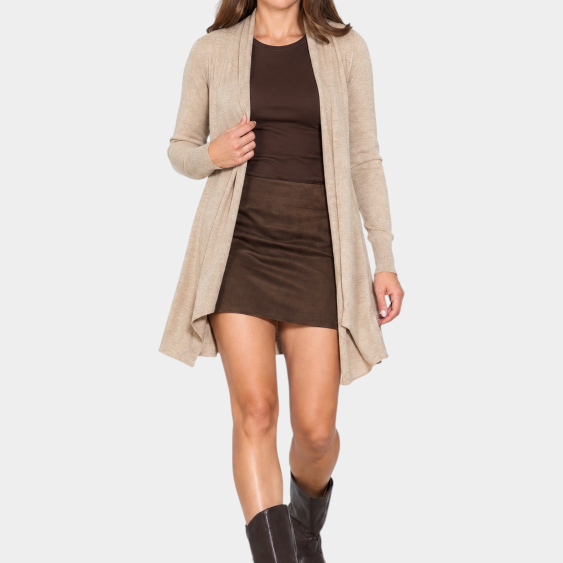 Modella indossa un cardigan spolverino beige Follower SRL aperto sopra un top e una minigonna marroni