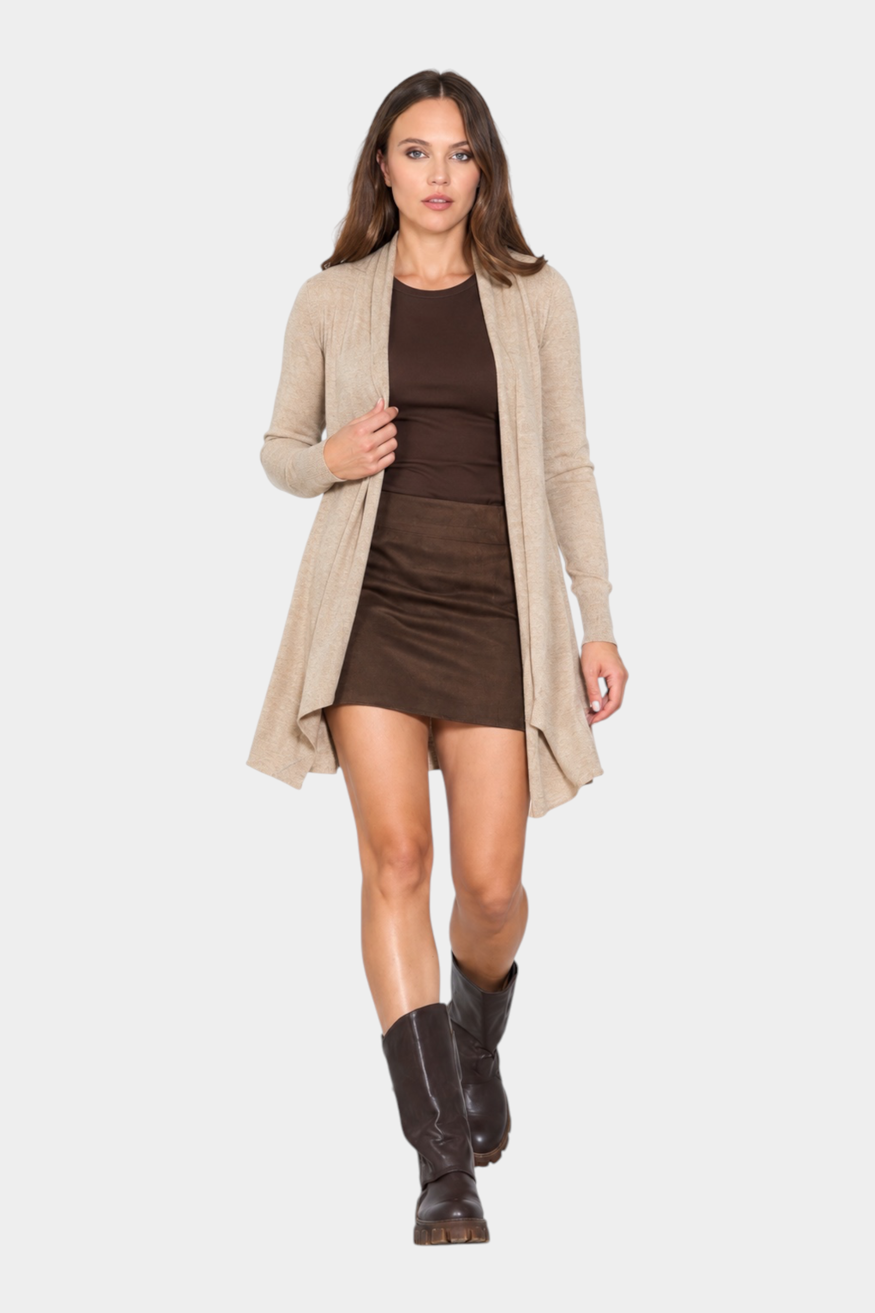 Modella indossa un cardigan spolverino beige Follower SRL aperto sopra un top e una minigonna marroni