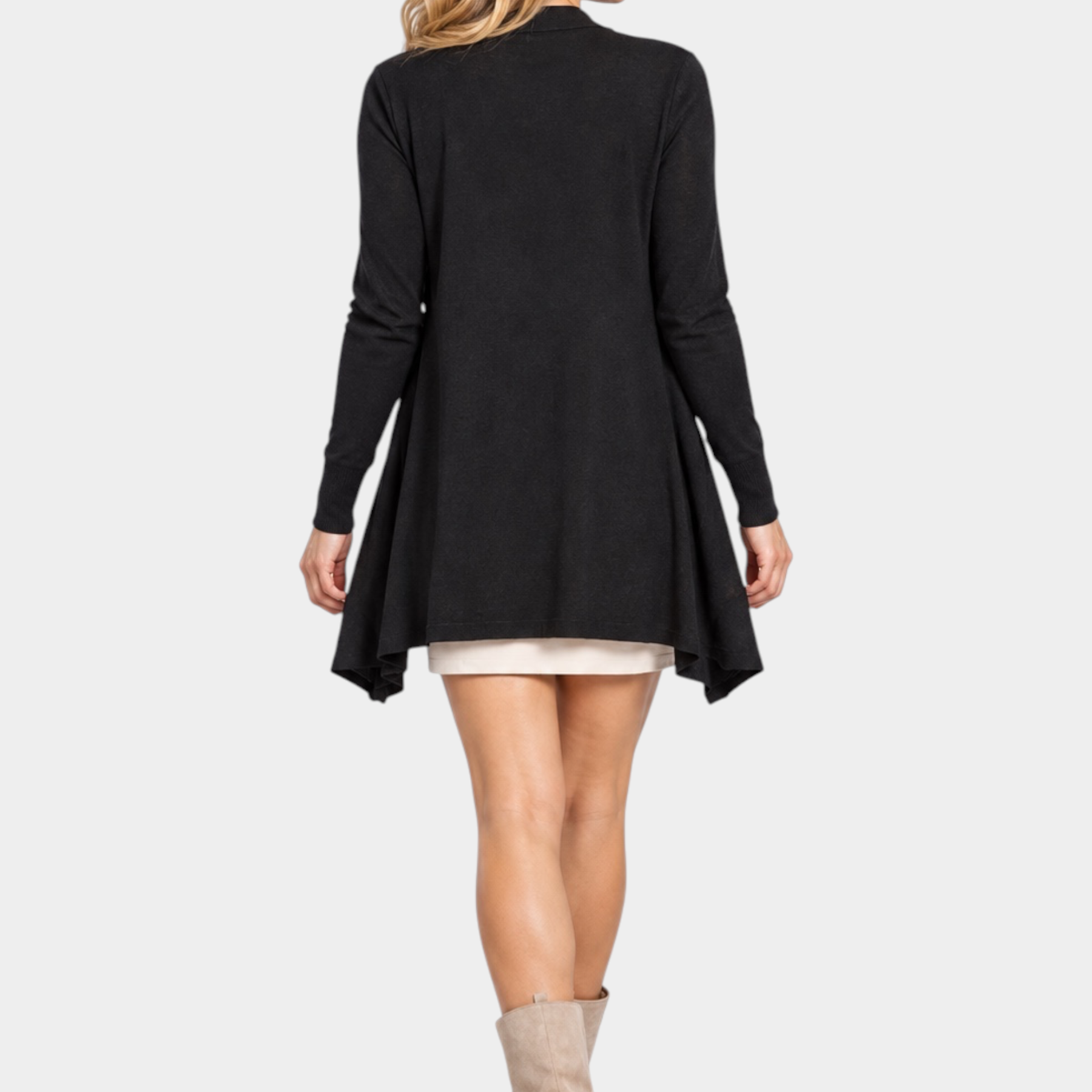 Modella di spalle indossa un cardigan spolverino nero Follower SRL con taglio svasato e maniche lunghe