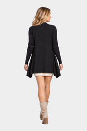 Modella di spalle indossa un cardigan spolverino nero Follower SRL con taglio svasato e maniche lunghe
