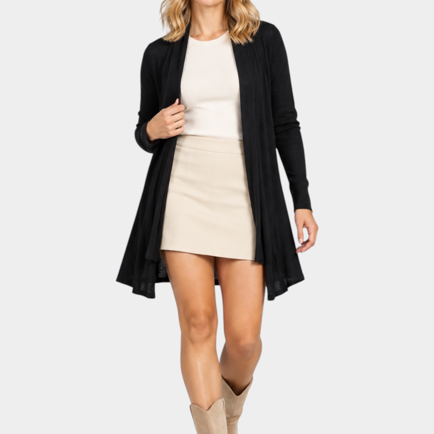 Modella indossa un cardigan spolverino nero Follower SRL aperto su top beige e minigonna, stile elegante e casual