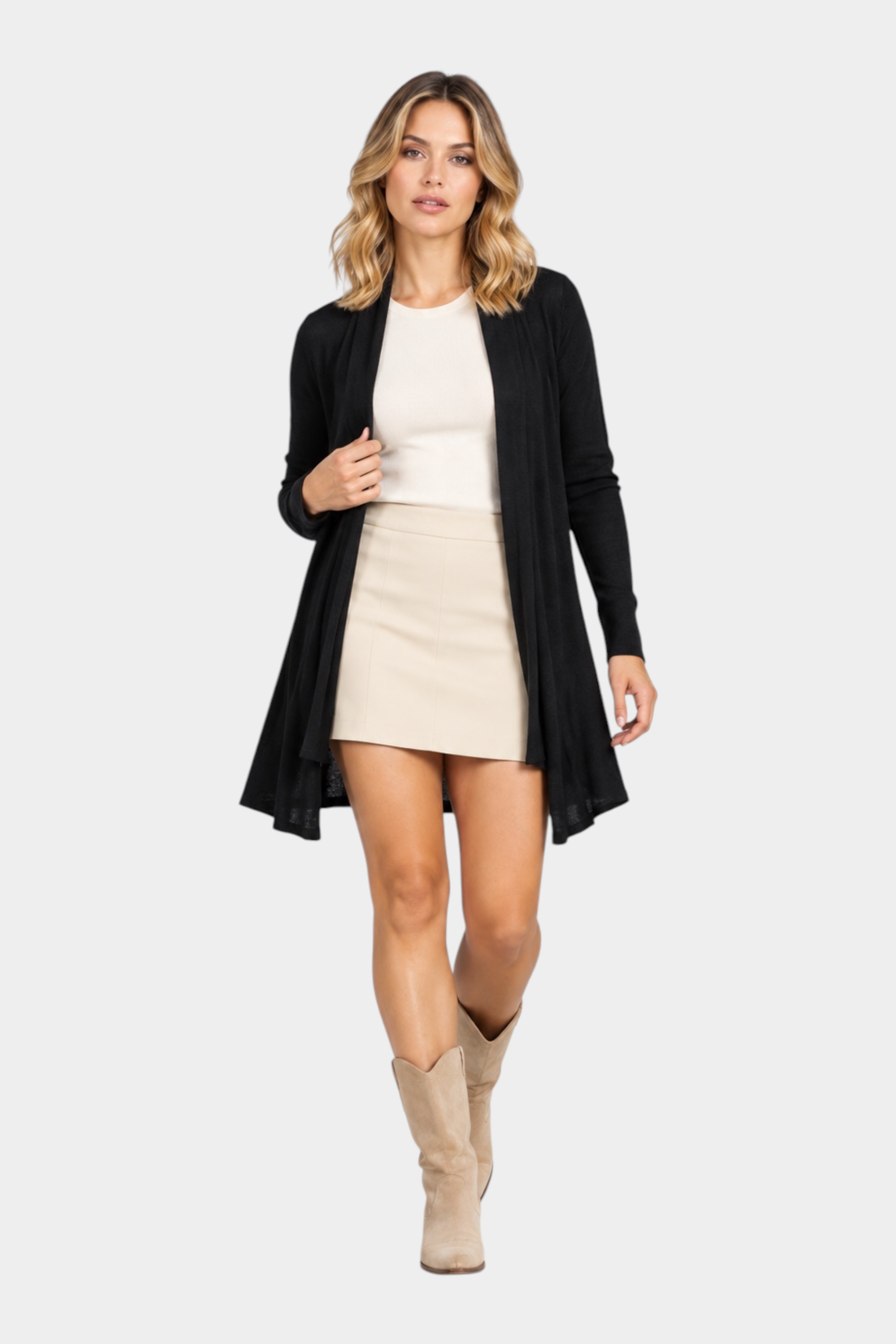 Modella indossa un cardigan spolverino nero Follower SRL aperto su top beige e minigonna, stile elegante e casual