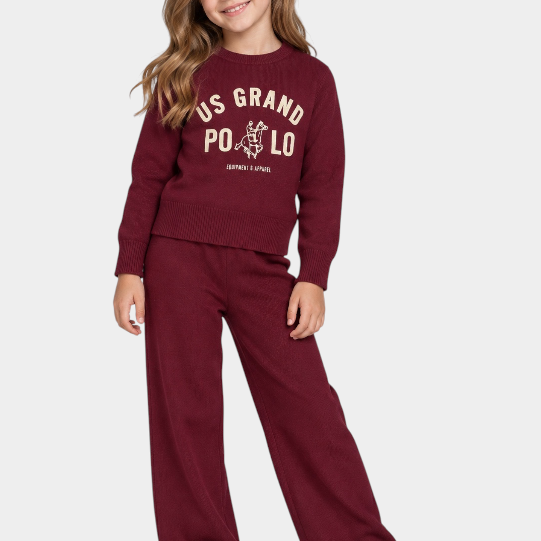 Bambina indossa completo Follower SRL bordeaux con felpa US GRAND POLO e pantaloni a gamba larga