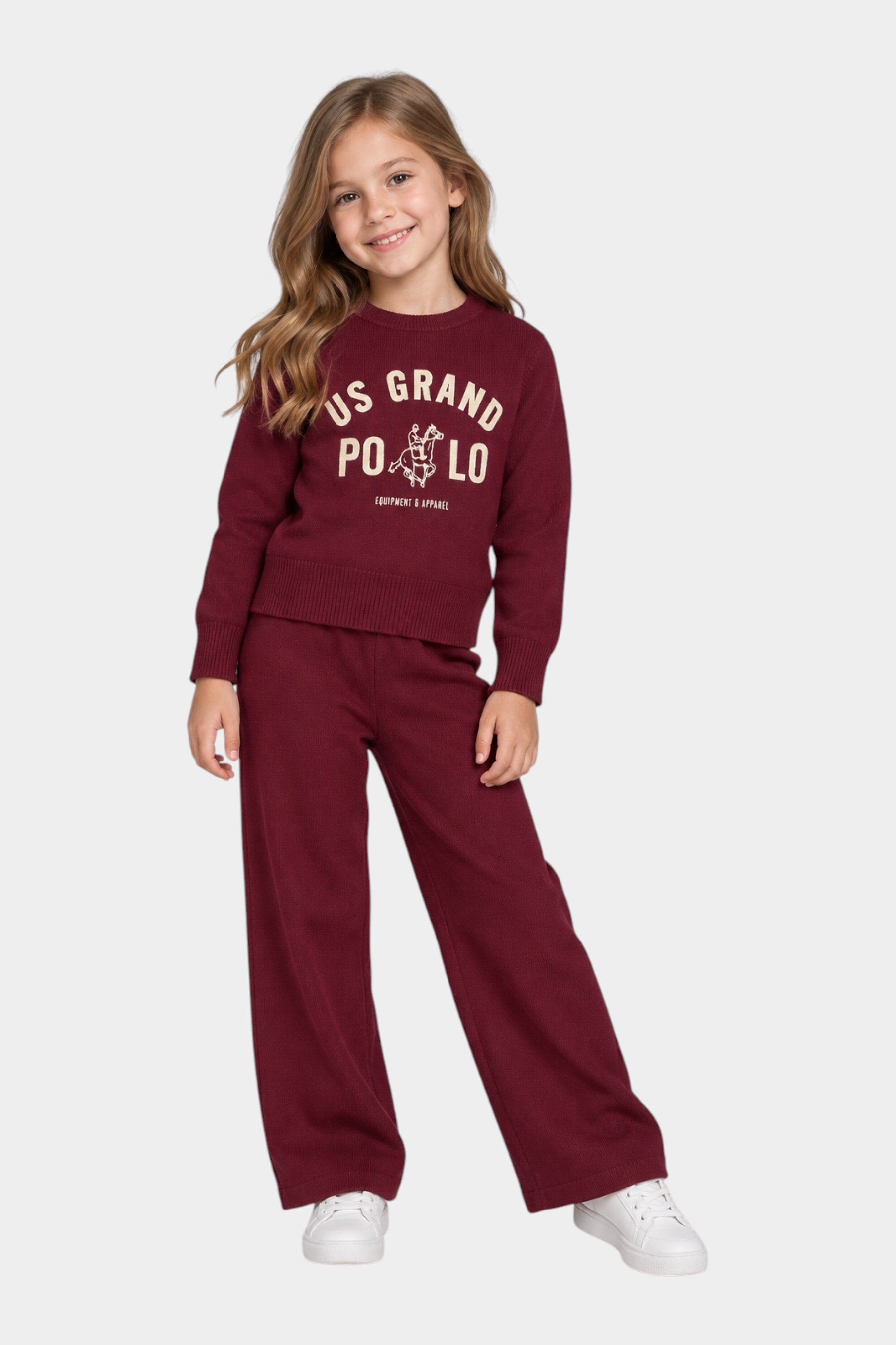 Bambina indossa completo Follower SRL bordeaux con felpa US GRAND POLO e pantaloni a gamba larga