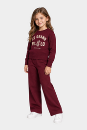 Bambina indossa completo Follower SRL bordeaux con maglione a girocollo e pantaloni ampi in maglia