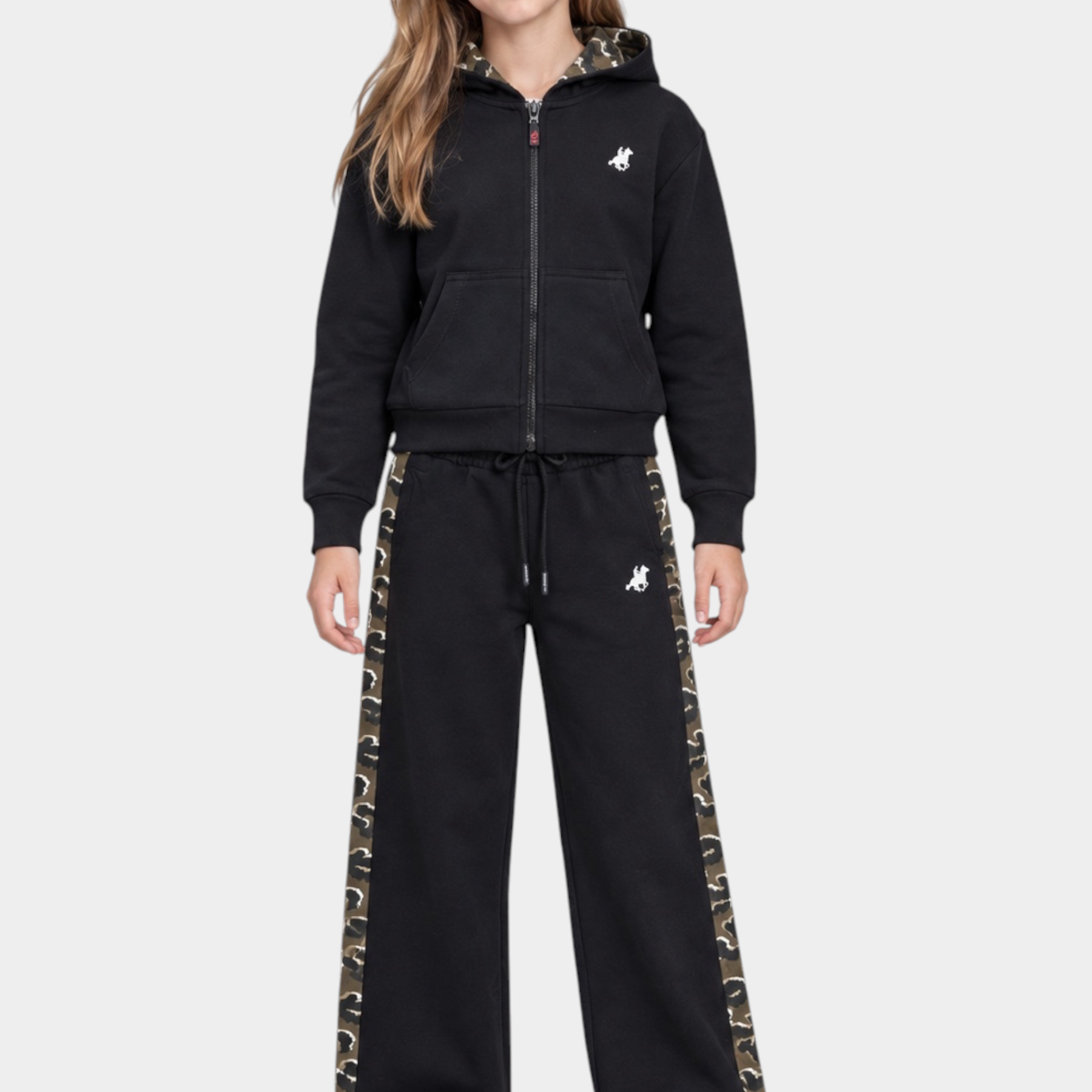 Bambina indossa completo Follower SRL nero con felpa con cappuccio e pantaloni decorati da bande laterali mimetiche