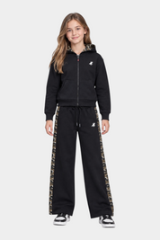 Bambina indossa completo Follower SRL nero con felpa con cappuccio e pantaloni decorati da bande laterali mimetiche