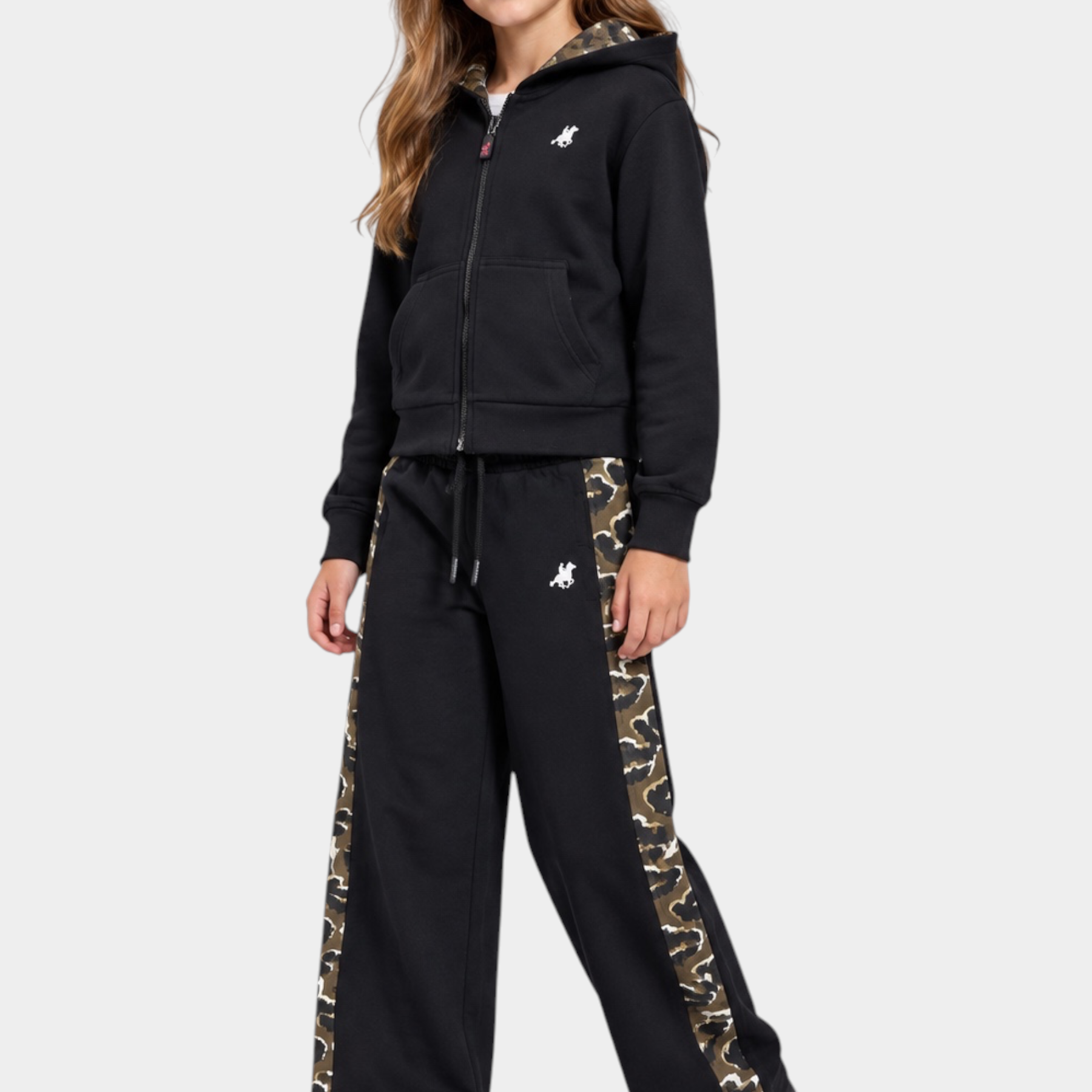 Bambina indossa completo Follower SRL nero con felpa con cappuccio e pantaloni a gamba larga con dettagli mimetici