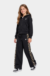 Bambina indossa completo Follower SRL nero con felpa con cappuccio e pantaloni a gamba larga con dettagli mimetici