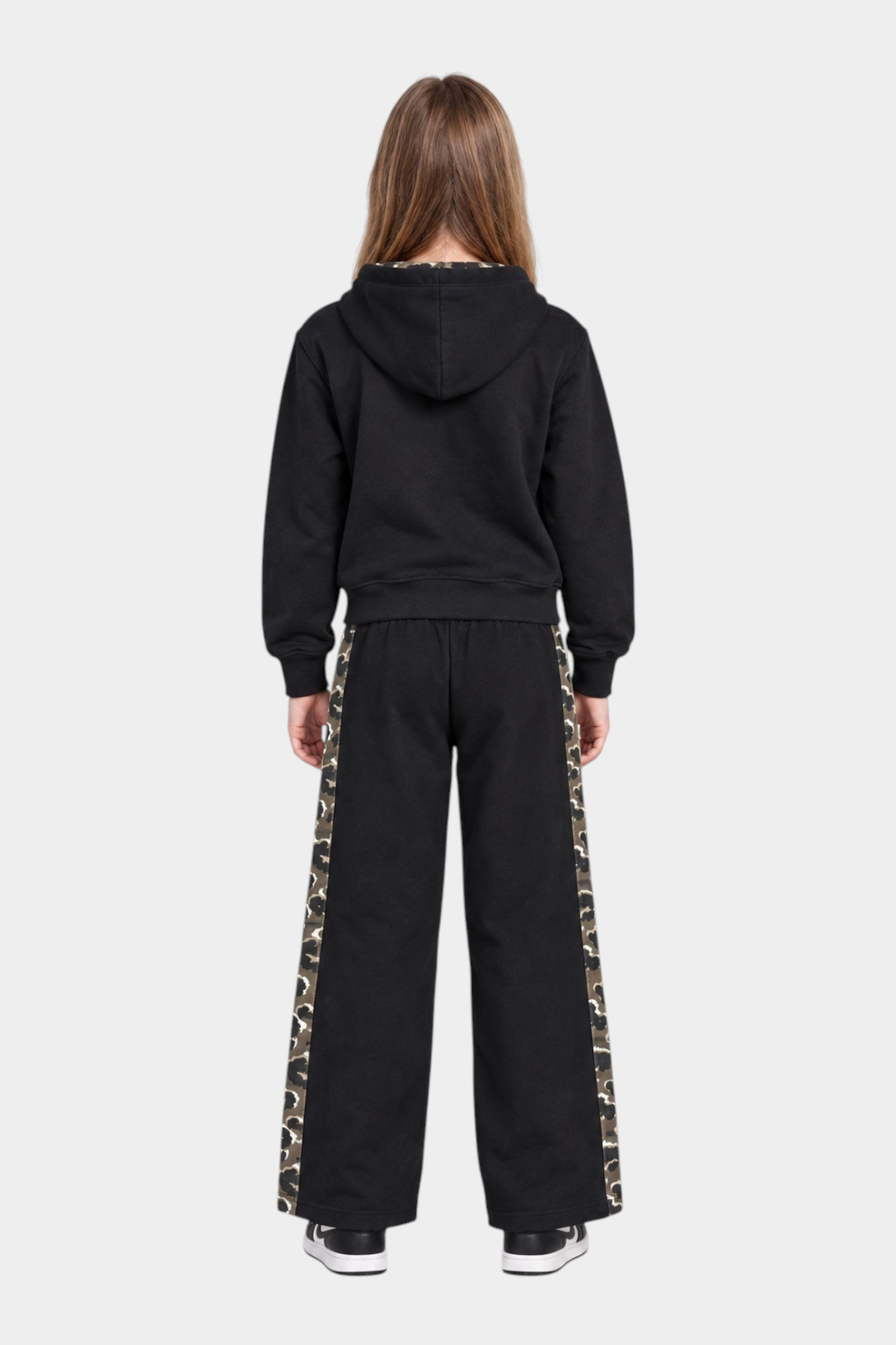 Completo Follower SRL nero per bambina con felpa con cappuccio e pantaloni a gamba larga con bande laterali mimetiche