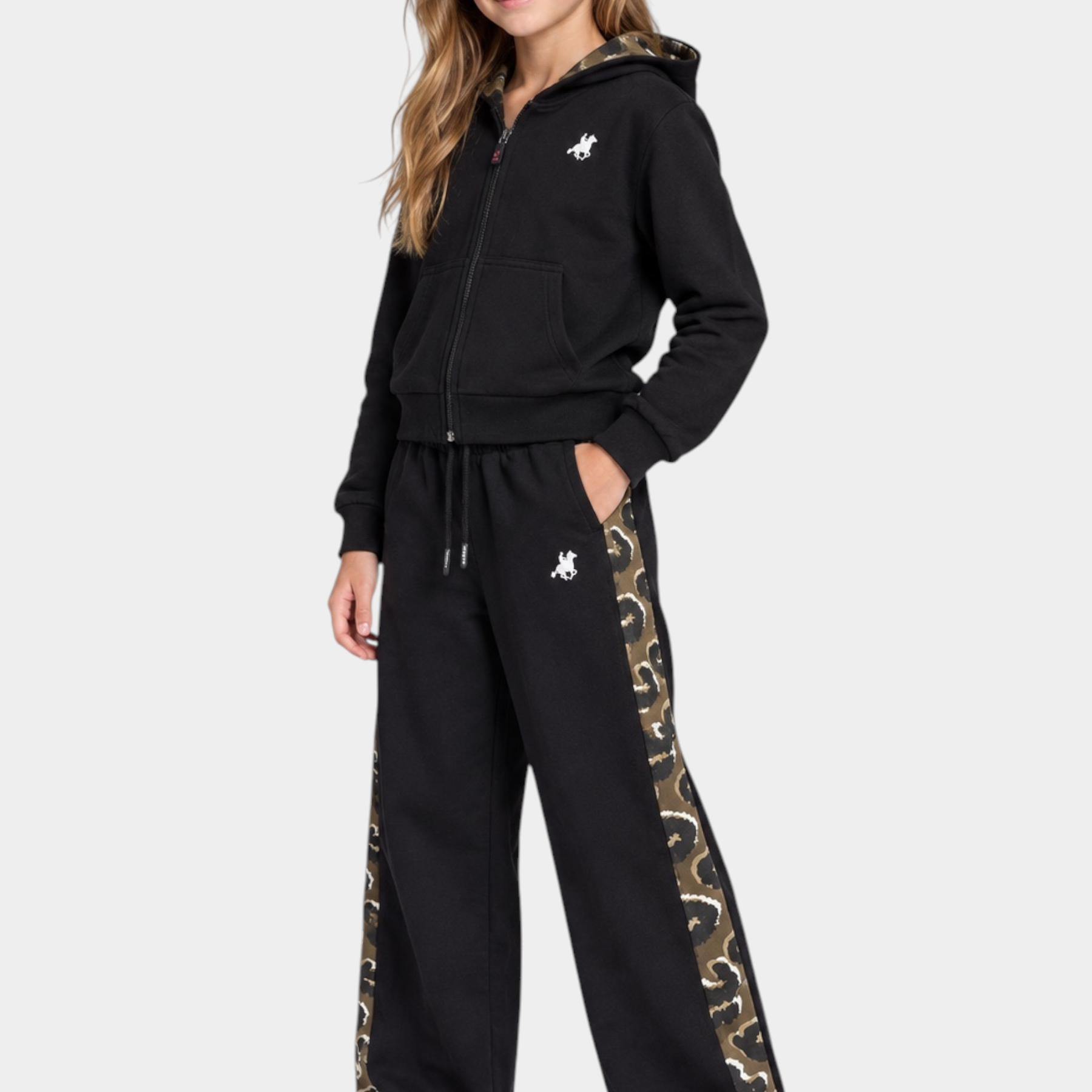 Bambina indossa completo Follower SRL nero con felpa con cappuccio e pantaloni a gamba larga con dettagli mimetici