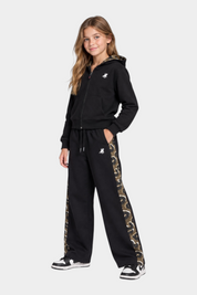 Bambina indossa completo Follower SRL nero con felpa con cappuccio e pantaloni a gamba larga con dettagli mimetici