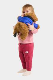 Bambina che indossa un completo Follower SRL THE NORTH FACE rosa composto da felpa e pantaloni con orsacchiotto