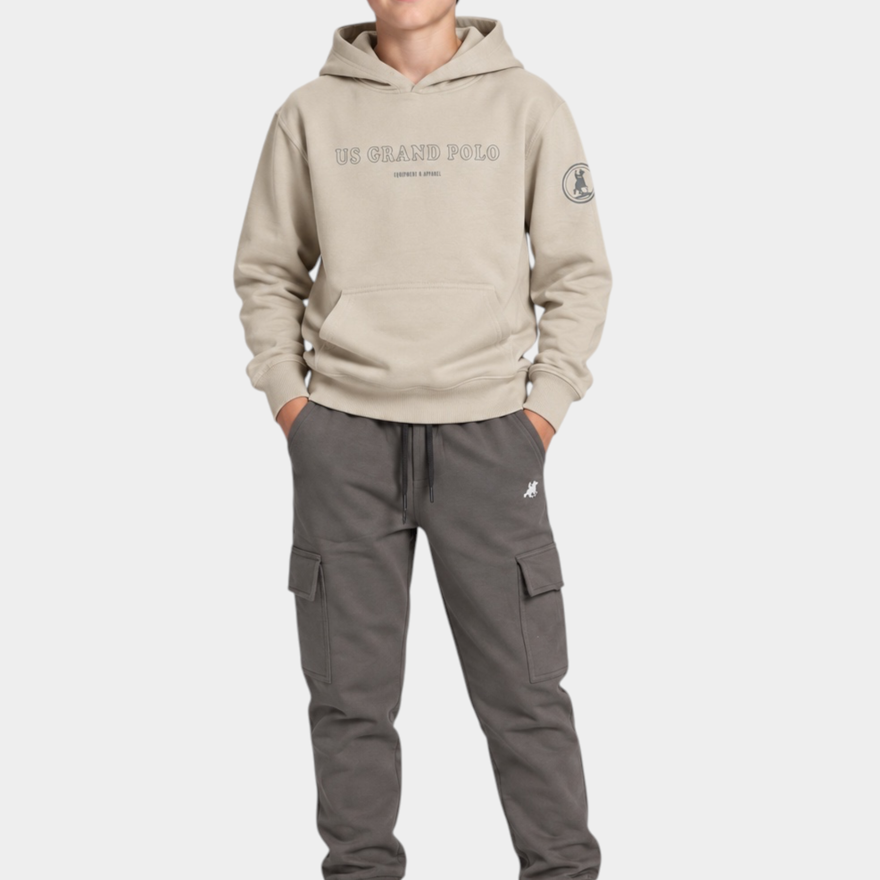 Ragazzo indossa completo Follower SRL beige con felpa con cappuccio US GRAND POLO e pantaloni cargo grigi