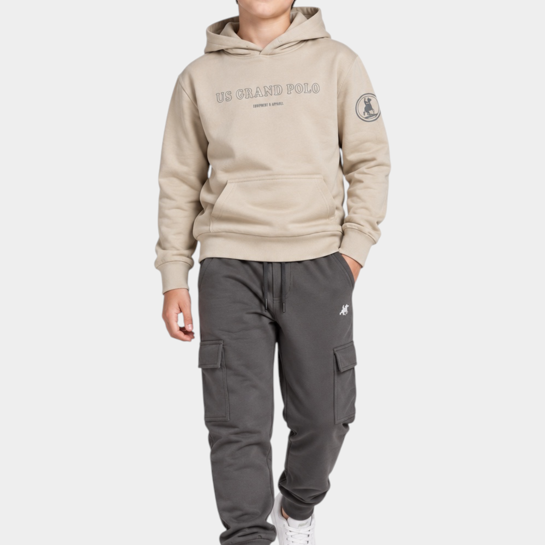 Ragazzo indossa completo Follower SRL beige con felpa con cappuccio US GRAND POLO e pantaloni cargo grigi